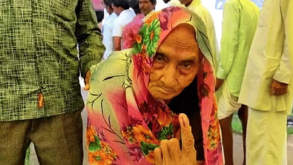 MP Panchayat Chunav: Enthusiasm shown in the second phase of voting, 104-year-old woman, Divyang also reached to cast their vote
