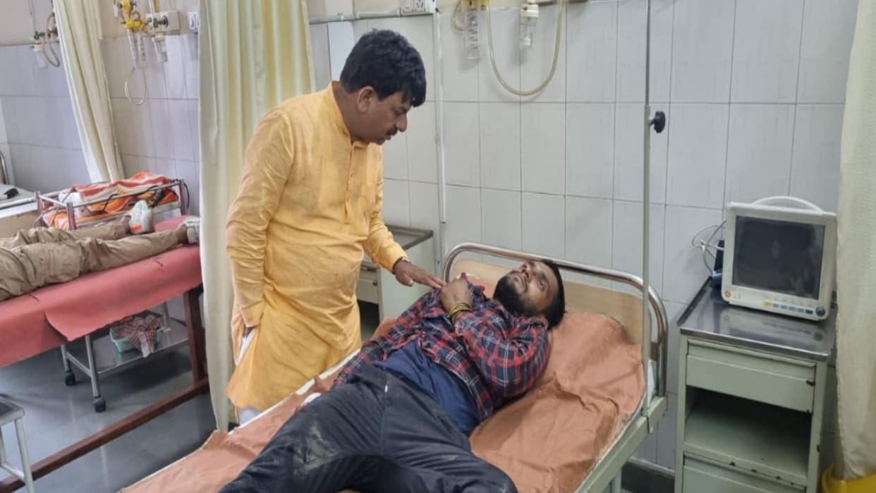 Two youths injured in an accident in Muzaffarnagar and Minister Kapil Dev admitted with his escort