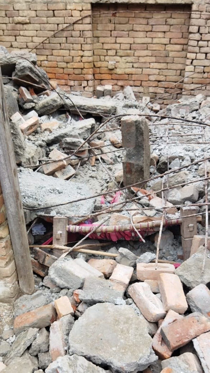 The roof of the house collapsed, grandparents including grandson injured