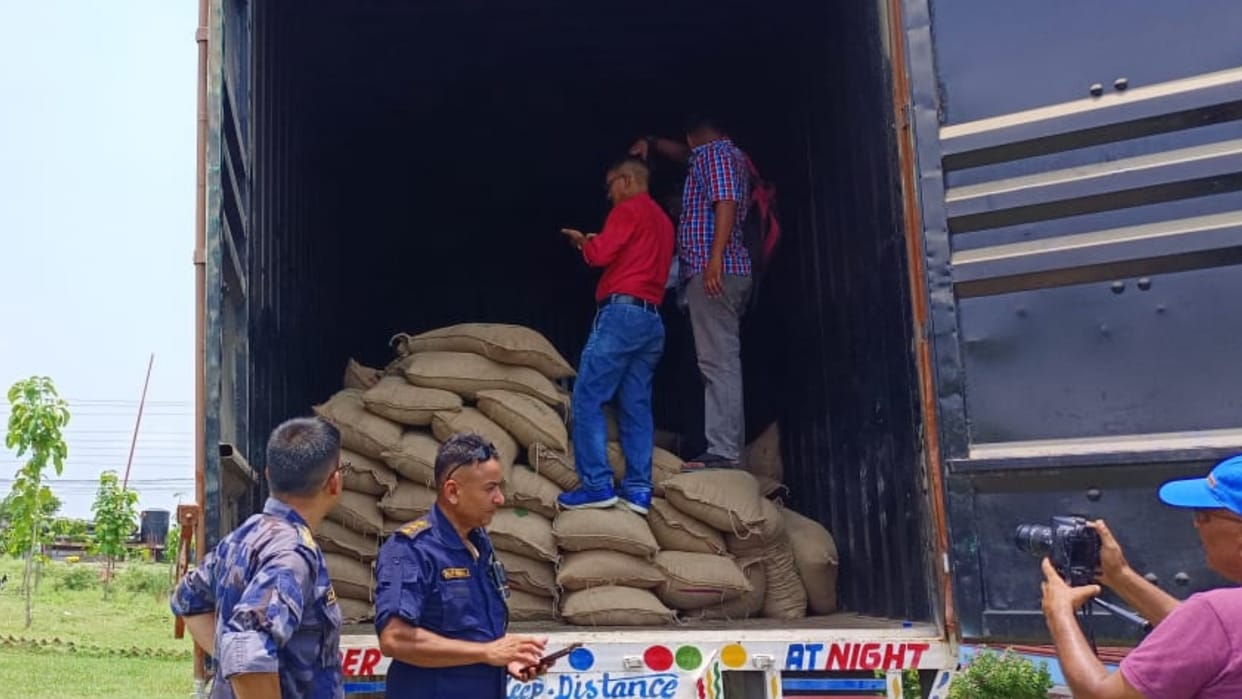 Nepal police recoverd posta dana worth 1.25 crore on Indo Nepal border.