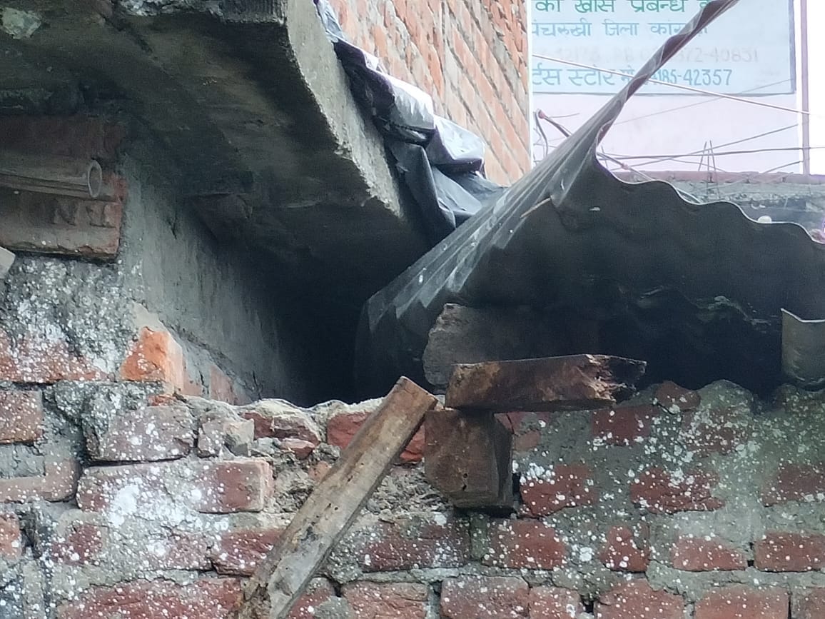 By uprooting the roof in Panchrukhi, the necklace of notes and the goods of Maniyari were stolen from the shop