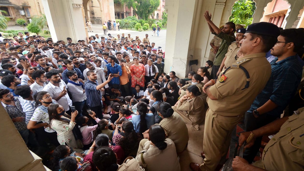 Allahabad University: Law students adamant on promotion, protest continued till late night