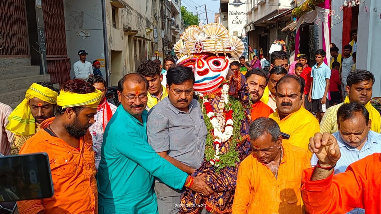 For the first time, Lord Jagannath came on the shoulder 400 meters from the Dham