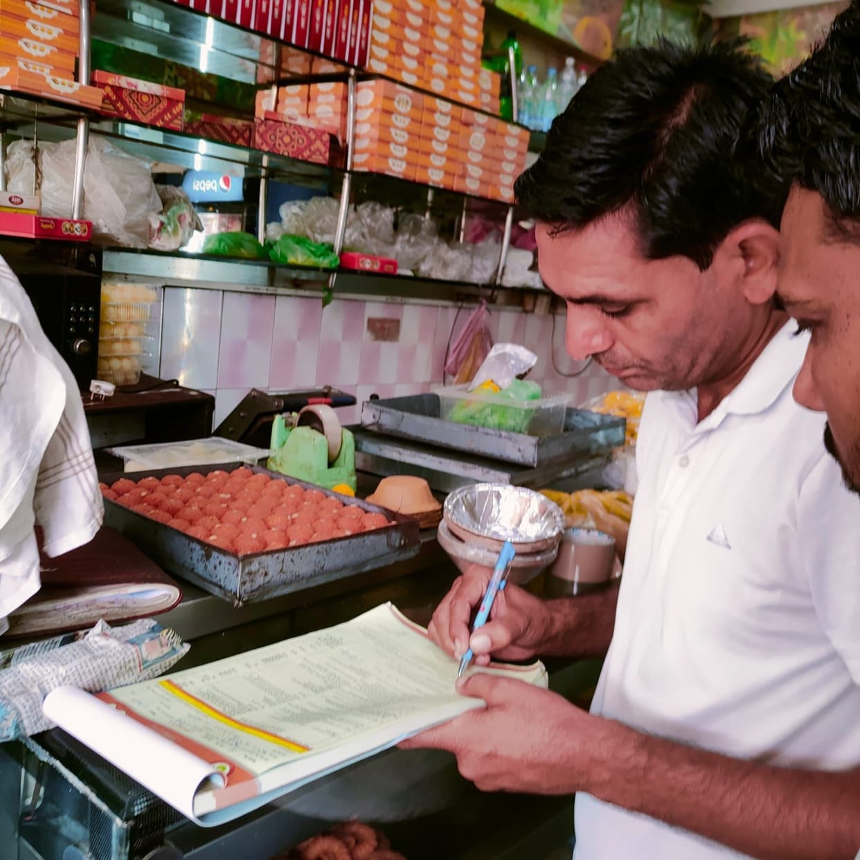 Ban on polythene, invoices of six shopkeepers deducted on the first day