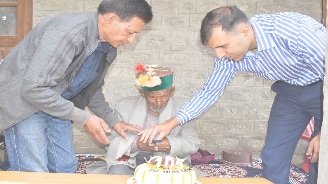 Shyam Saran Negi the first voter of independent India celebrated his 105th birthday by cutting a cake, know his journey so far
