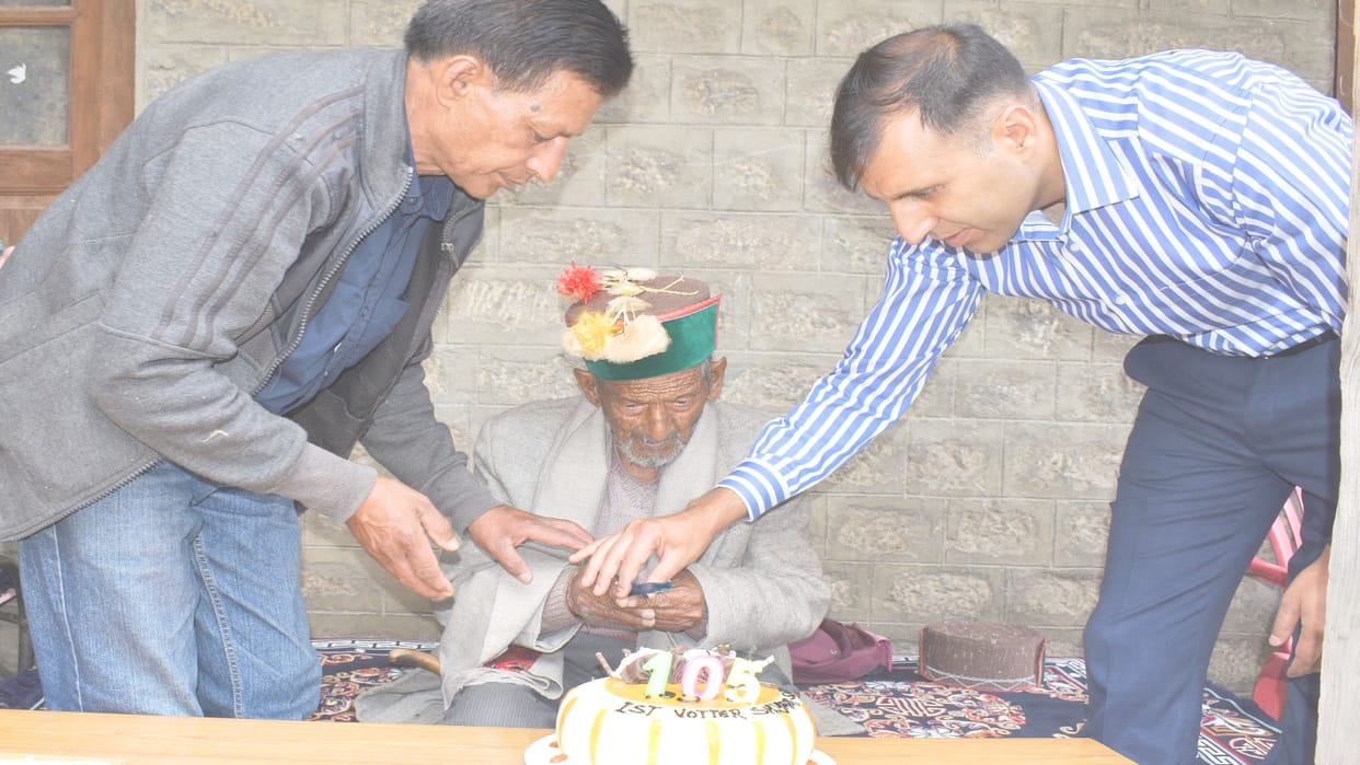 Shyam Saran Negi the first voter of independent India celebrated his 105th birthday by cutting a cake, know his journey so far