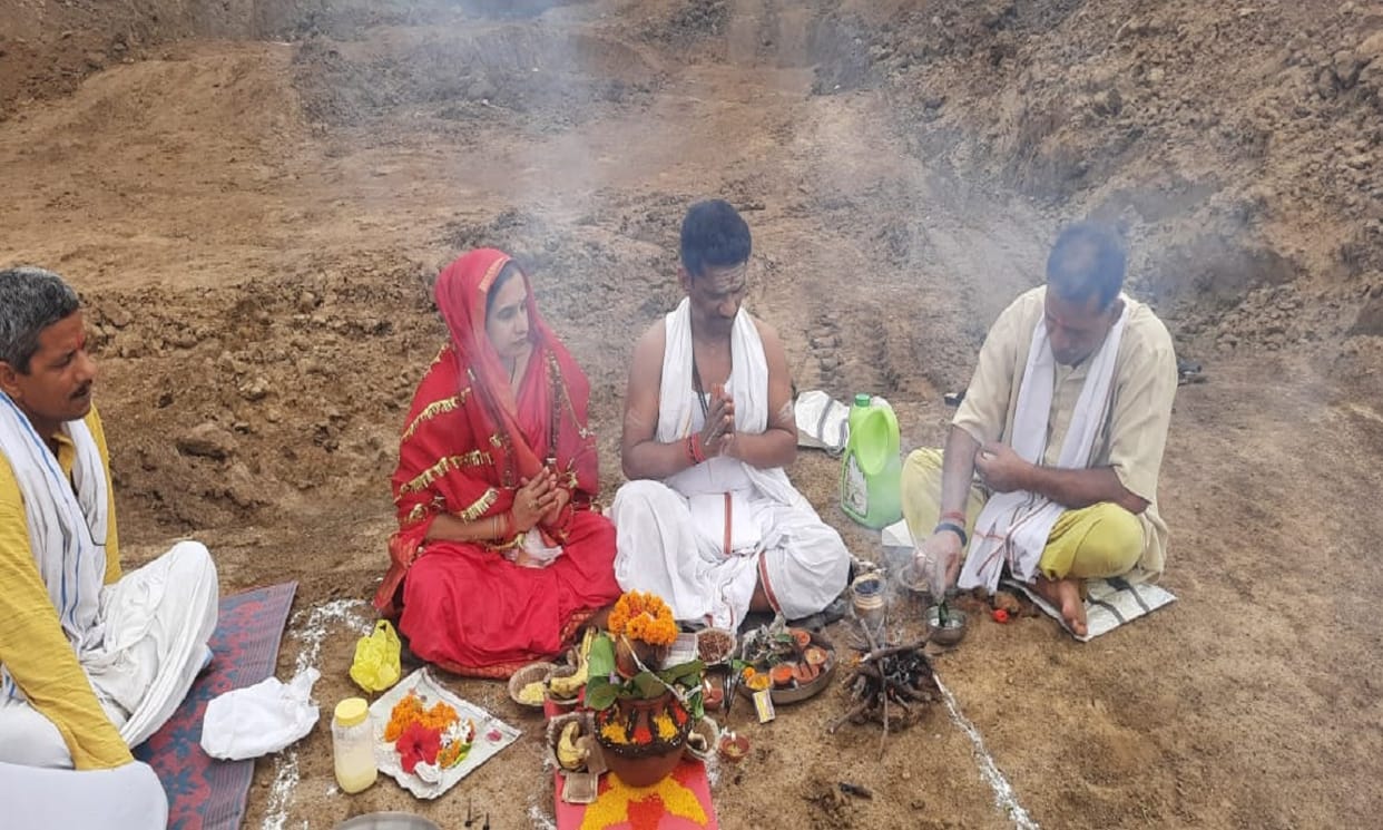 Farmer couple worshiped Varun Dev in middle of pond for good rain in sonebhadra