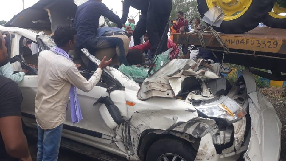 Sehore Accident News: Car collided with trolley on Indore-Bhopal highway, three killed, were going to Kubereshwardham