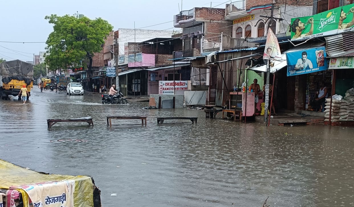 Poles open in the first rain, water logging everywhere