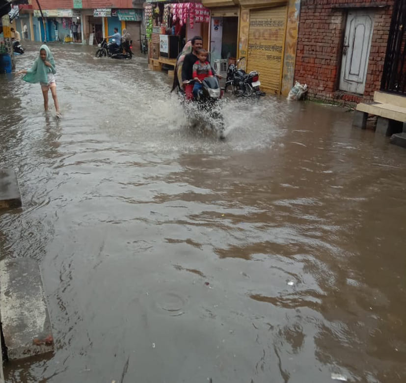 Roads became ponds due to rain, people upset due to waterlogging