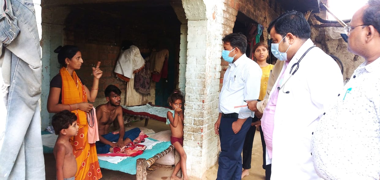Kanpur dehat : 15 people suffering from chicken pox in Virahinpur, health team reached the village and treated