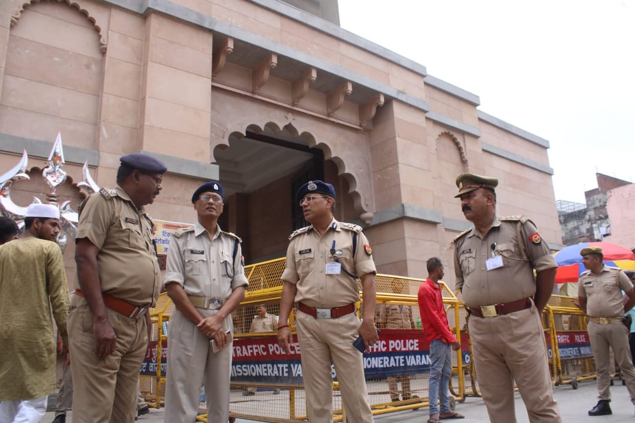Vigilance increased for juma namaj taking Friday prayers in varanasi police patrolling streets and roads