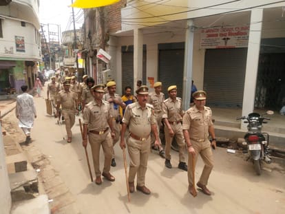 Vigilance increased for juma namaj taking Friday prayers in varanasi police patrolling streets and roads
