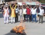हाथरस : मेंडू गेट चौराहे पर राजस्थान सरकार का पुतला दहन करते राष्ट्रीय हिंदू महासंघ के पदाधिकारी?