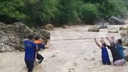tourists trapped due to rise in water level of Tons river at Guchchu Pani tourist place
