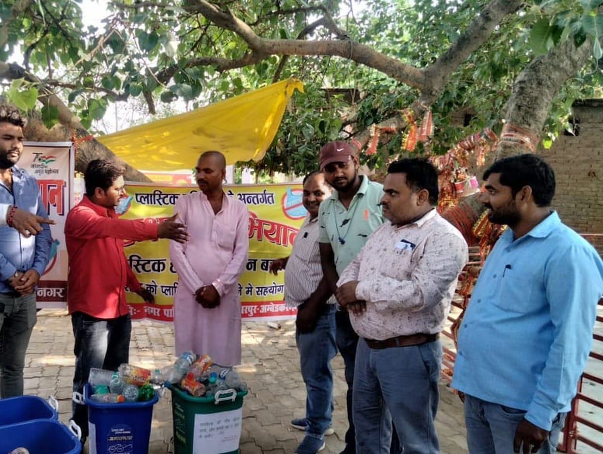Pledge to not use plastic given to shopkeepers