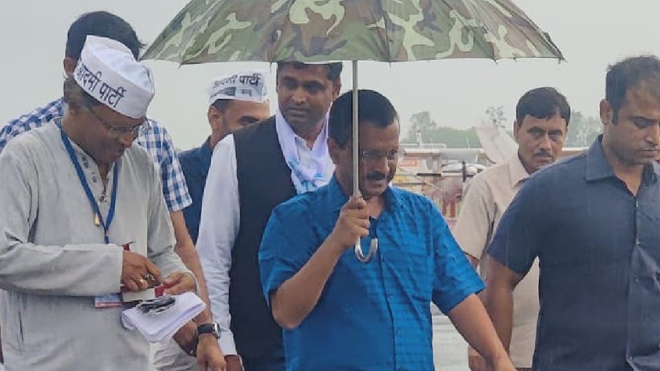 Kejriwal in MP: Arvind Kejriwal lashed out at BJP-Congress in the roadshow, said- I will change the history of Singrauli