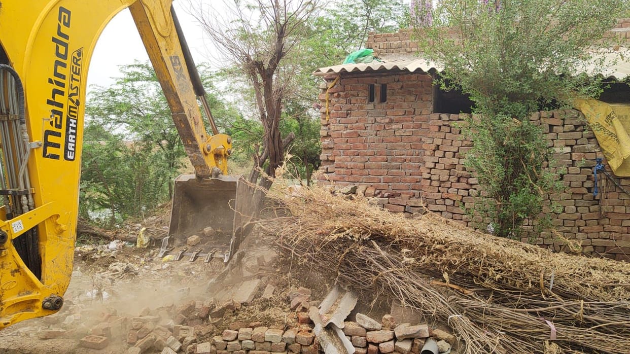 Mathura: Encroachment removed from the puddles of Aduki and Dhangaon