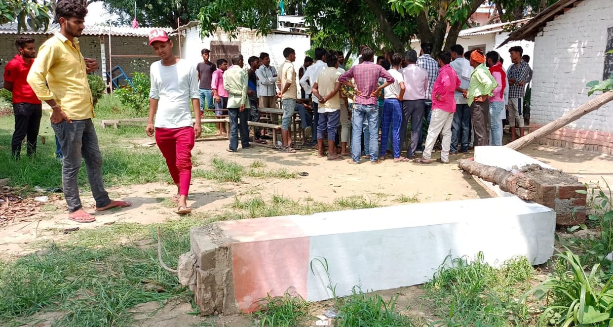 The pillar of the swing collapsed in the school, the death of the innocent swinging, two students injured