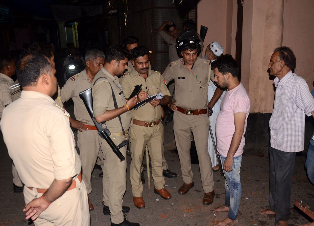 Aligarh: Quarrel over borrowing, bricks and stones broke out in two communities