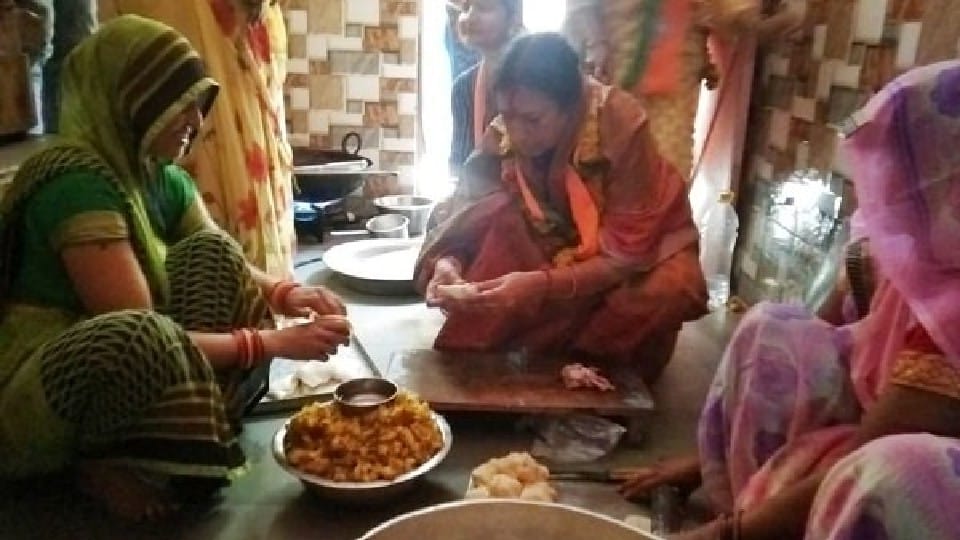 MP News: Congress candidate bakes rotis in Sagar, BJP candidate fried samosas, applied mehndi to the bride