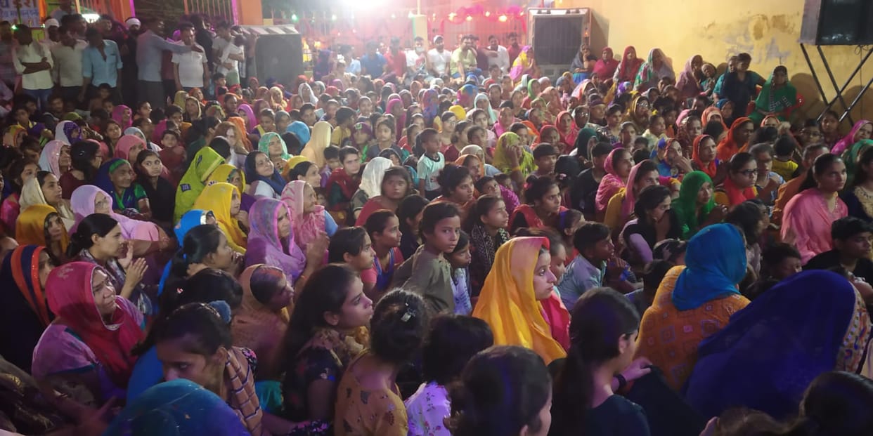 In the evening of Bhajan Bhakti, the wind of devotional juice, devotees trembled.