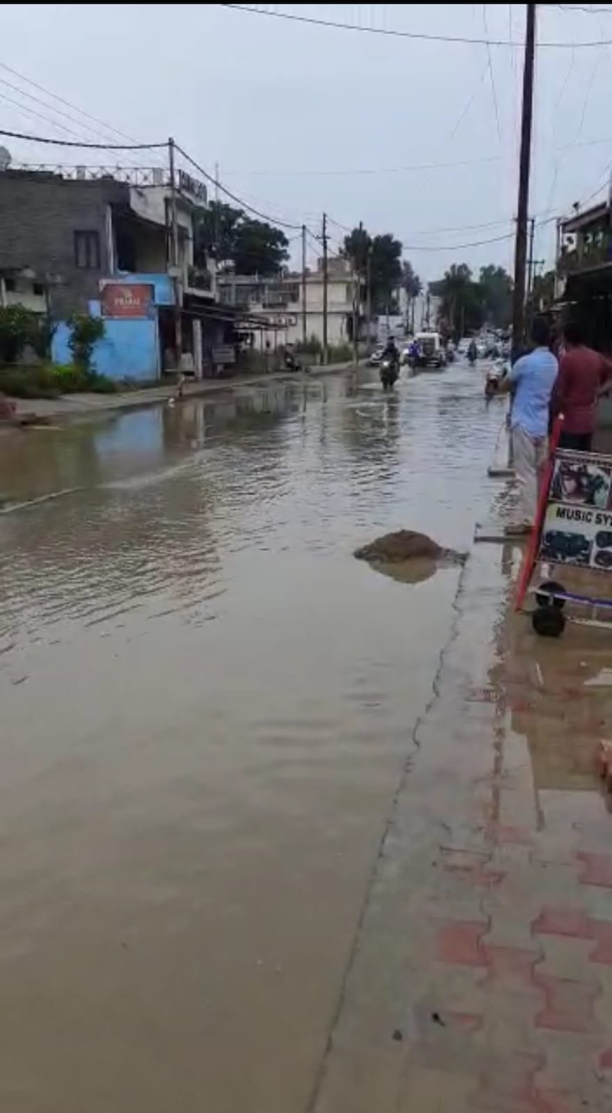 The first rain of the season exposed the arrangements, water entered the houses