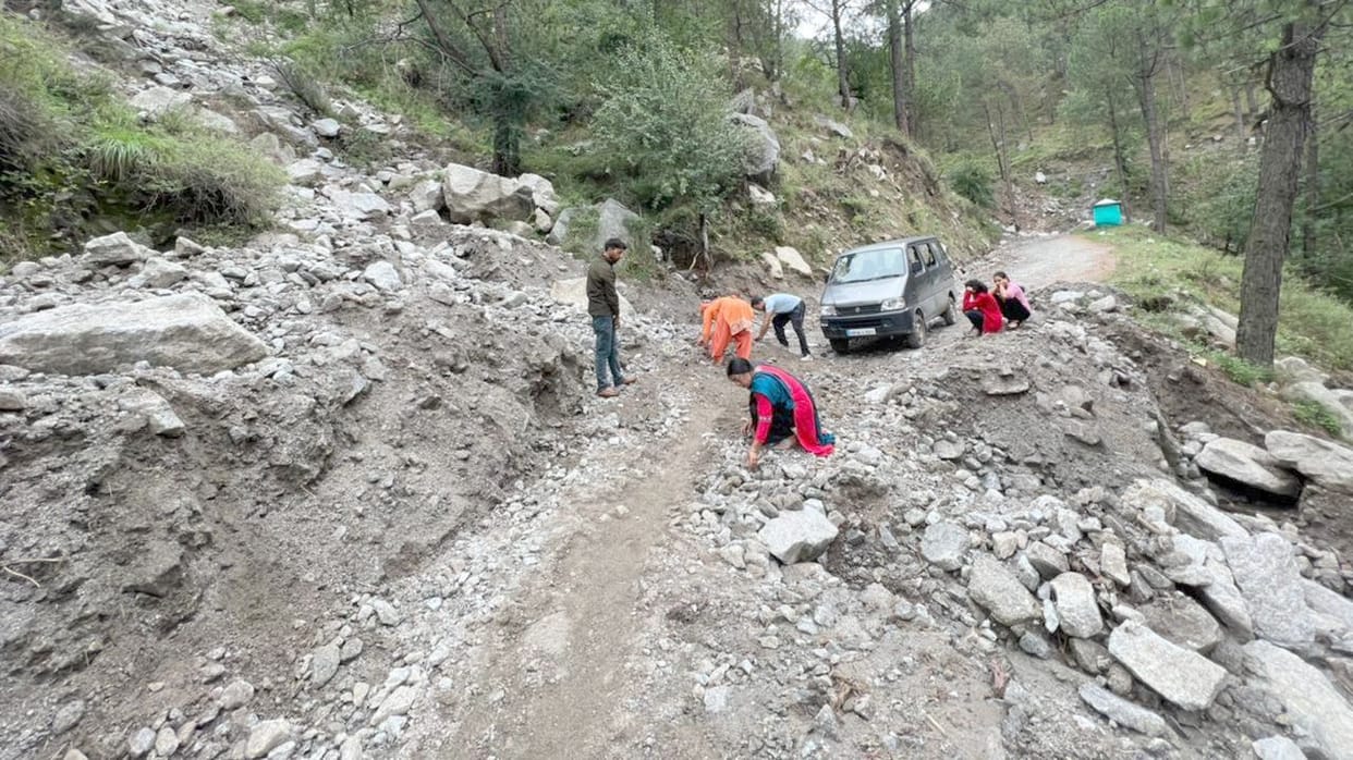 Car stuck in Chahla drain, debris removed itself