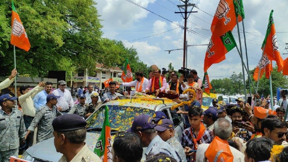 Madhya Pradesh: CM's Jandarshan Yatra in Chhindwara and Satna, flowers kept showering on the convoy on the way
