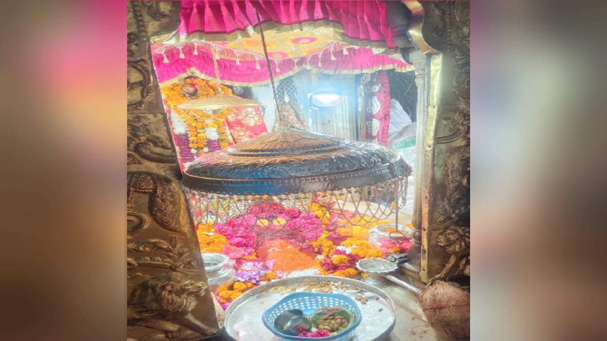 Haridwar couple offered one kg silver umbrella in Chintpurni