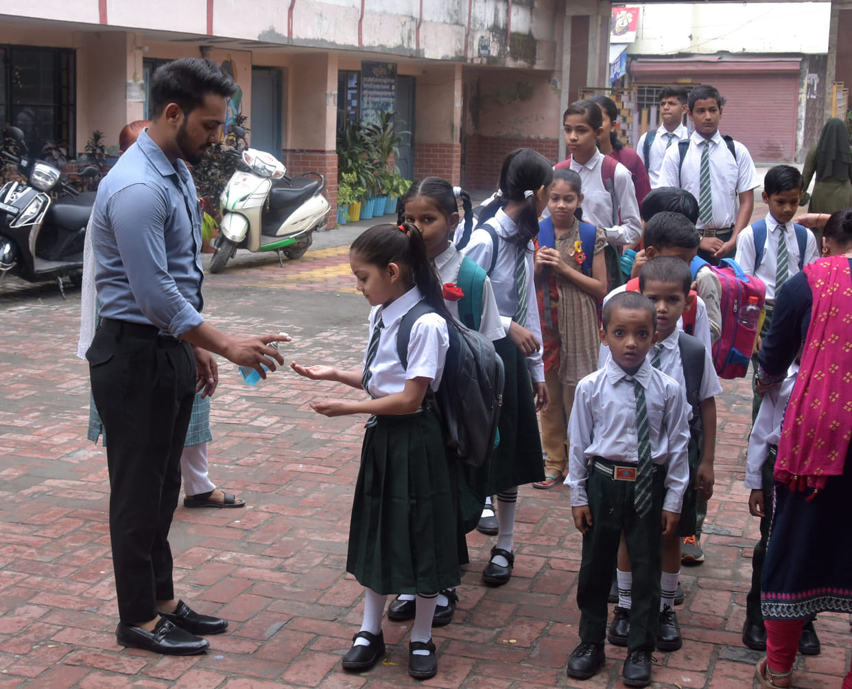 School-colleges opened, fewer students came on the first day