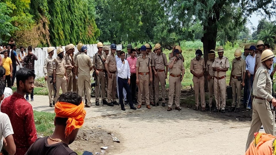 death of former village head Angry people blocked Avagarh-Jalesar road