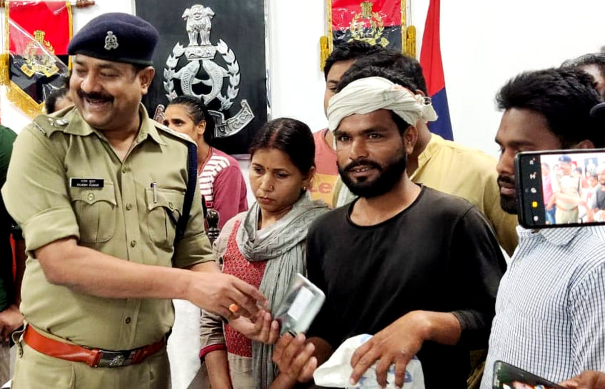 Police recovered 25 missing mobile phones