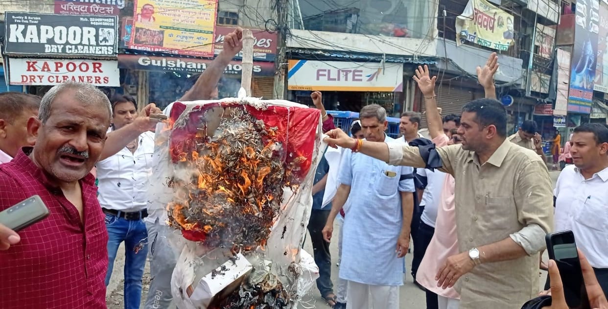 Raw Quarter Market Association demonstrated against terrorism, shops remained closed for two hours