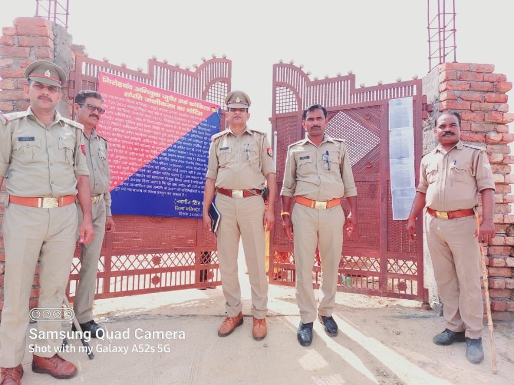 Mathura: Police led by SDM attached gangster's property worth 18.30 lakhs