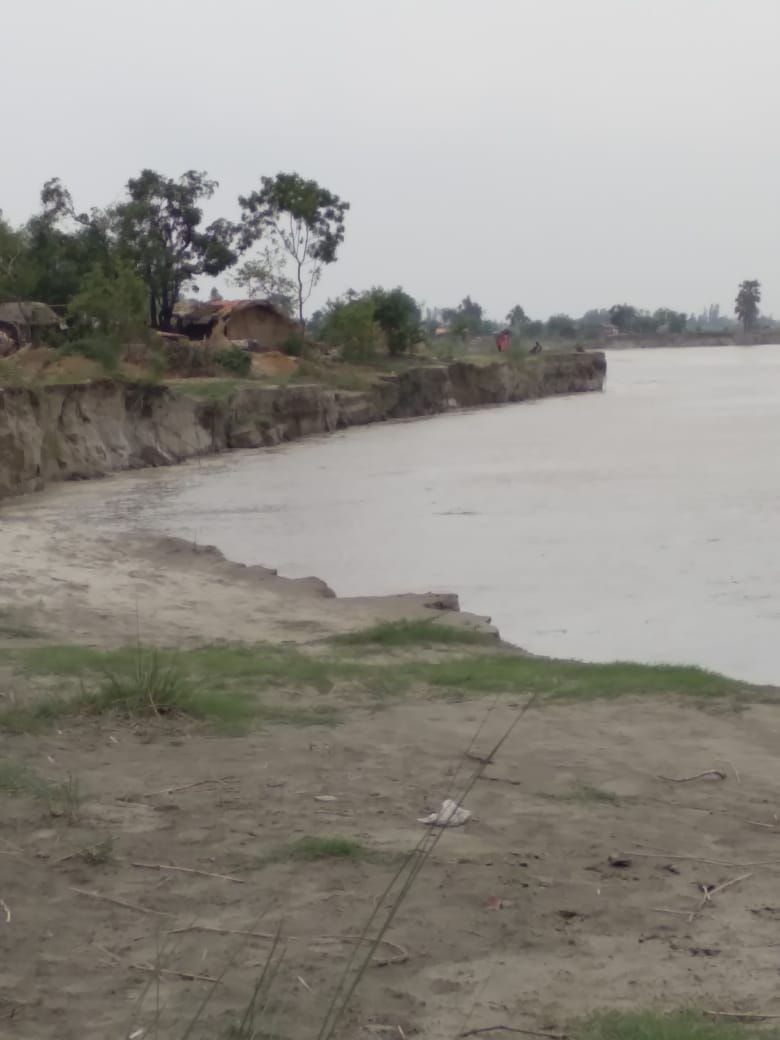 ghaghra river ready to cut 35 houses