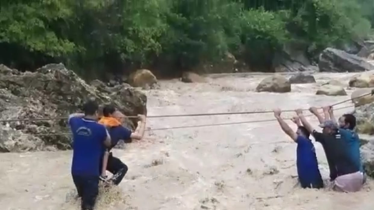 tourists trapped due to rise in water level of Tons river at Guchchu Pani tourist place