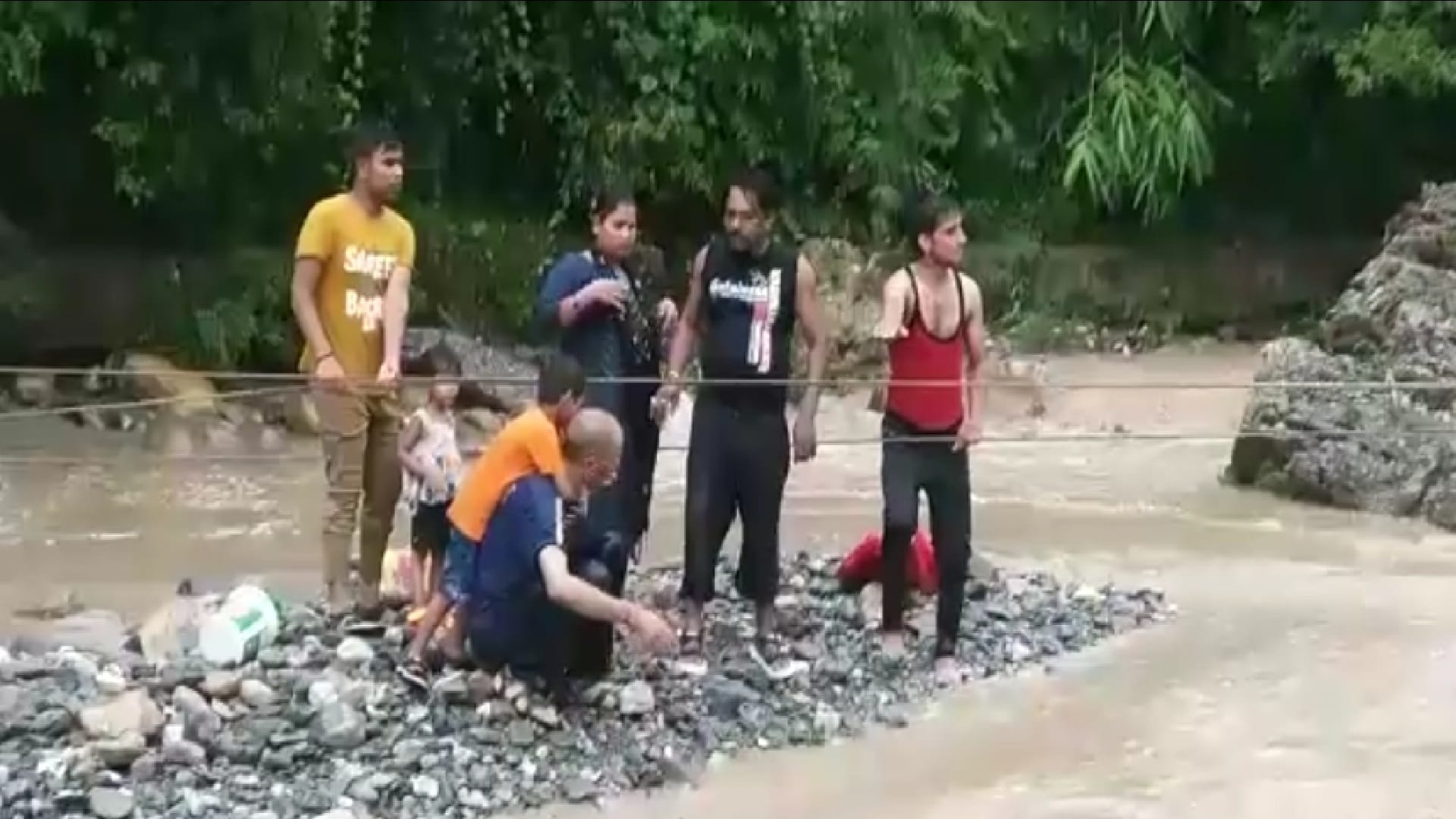 tourists trapped due to rise in water level of Tons river at Guchchu Pani tourist place