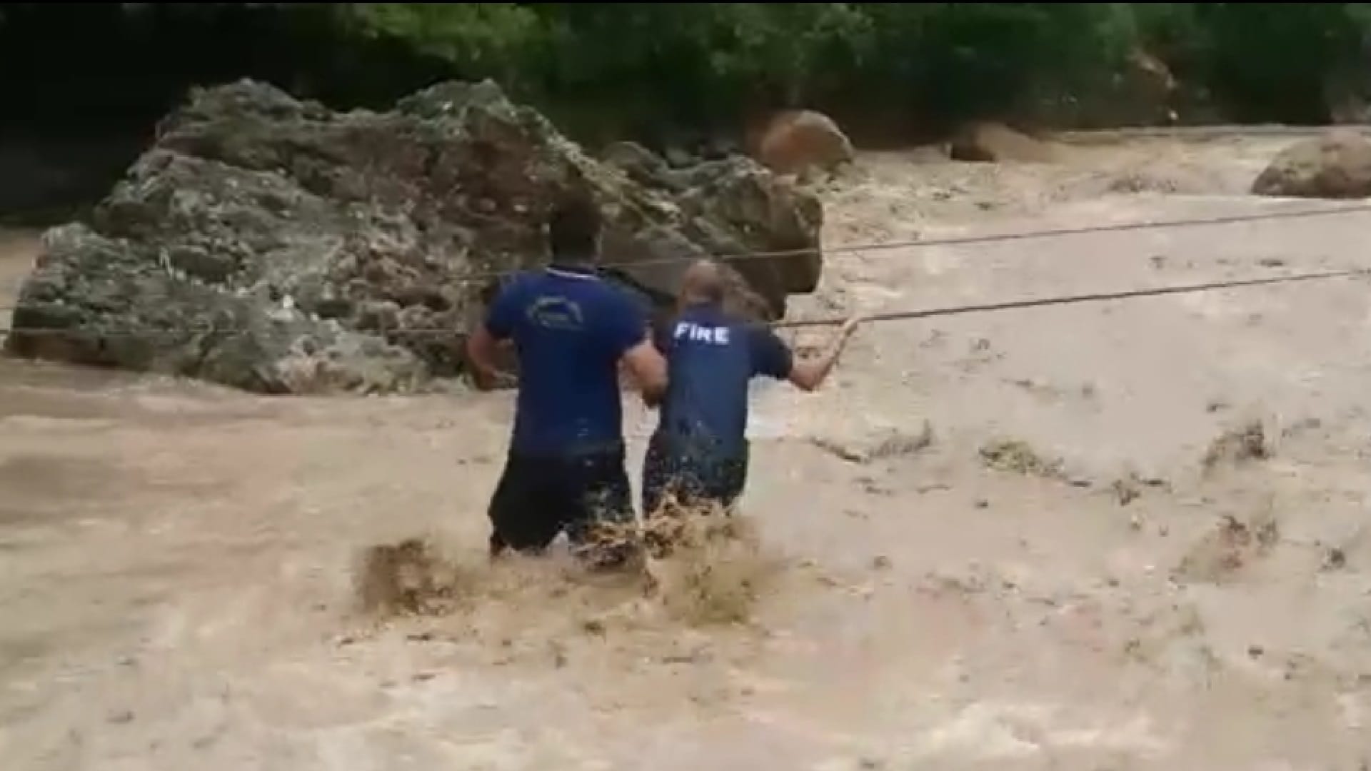 tourists trapped due to rise in water level of Tons river at Guchchu Pani tourist place