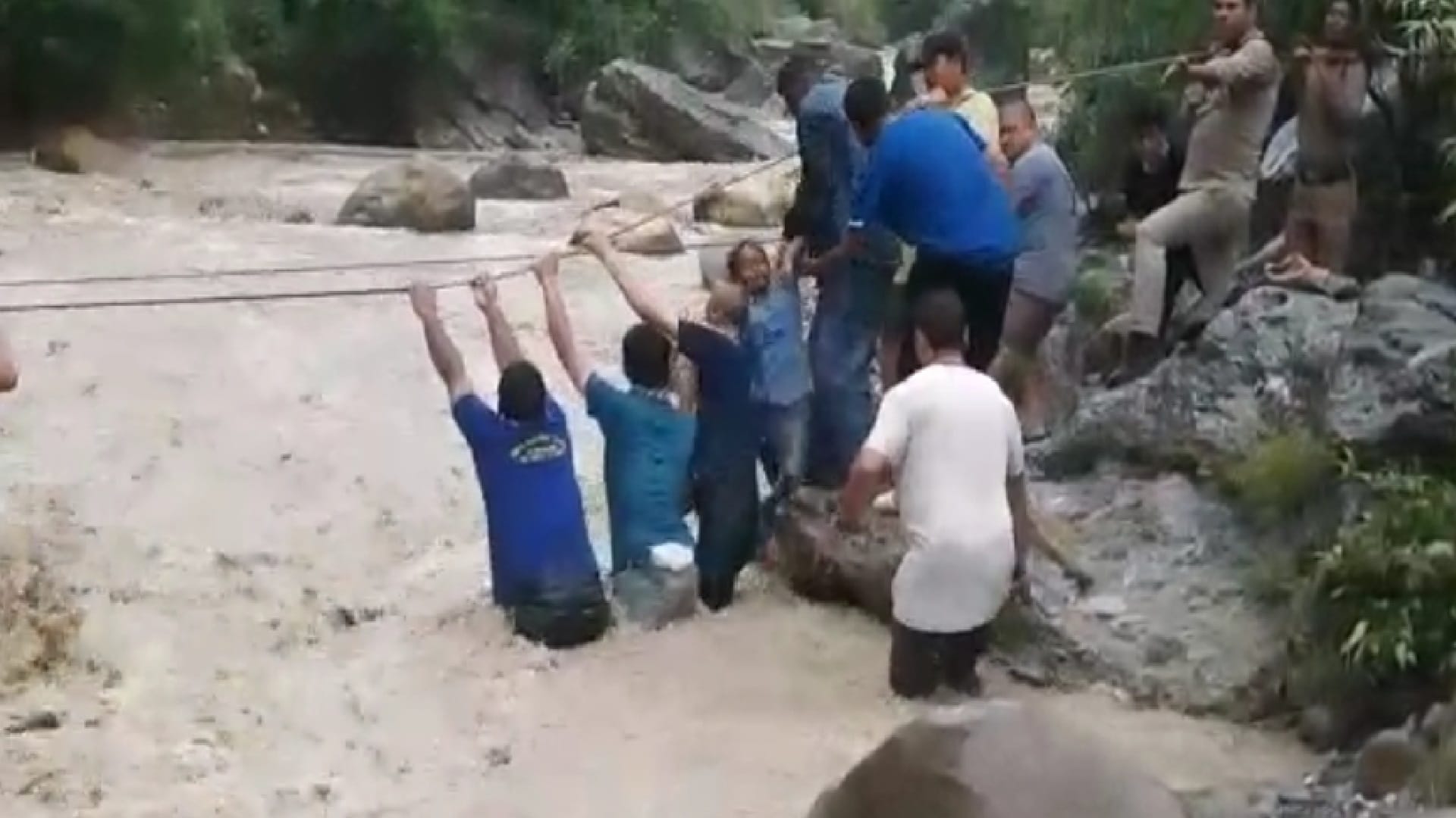 tourists trapped due to rise in water level of Tons river at Guchchu Pani tourist place