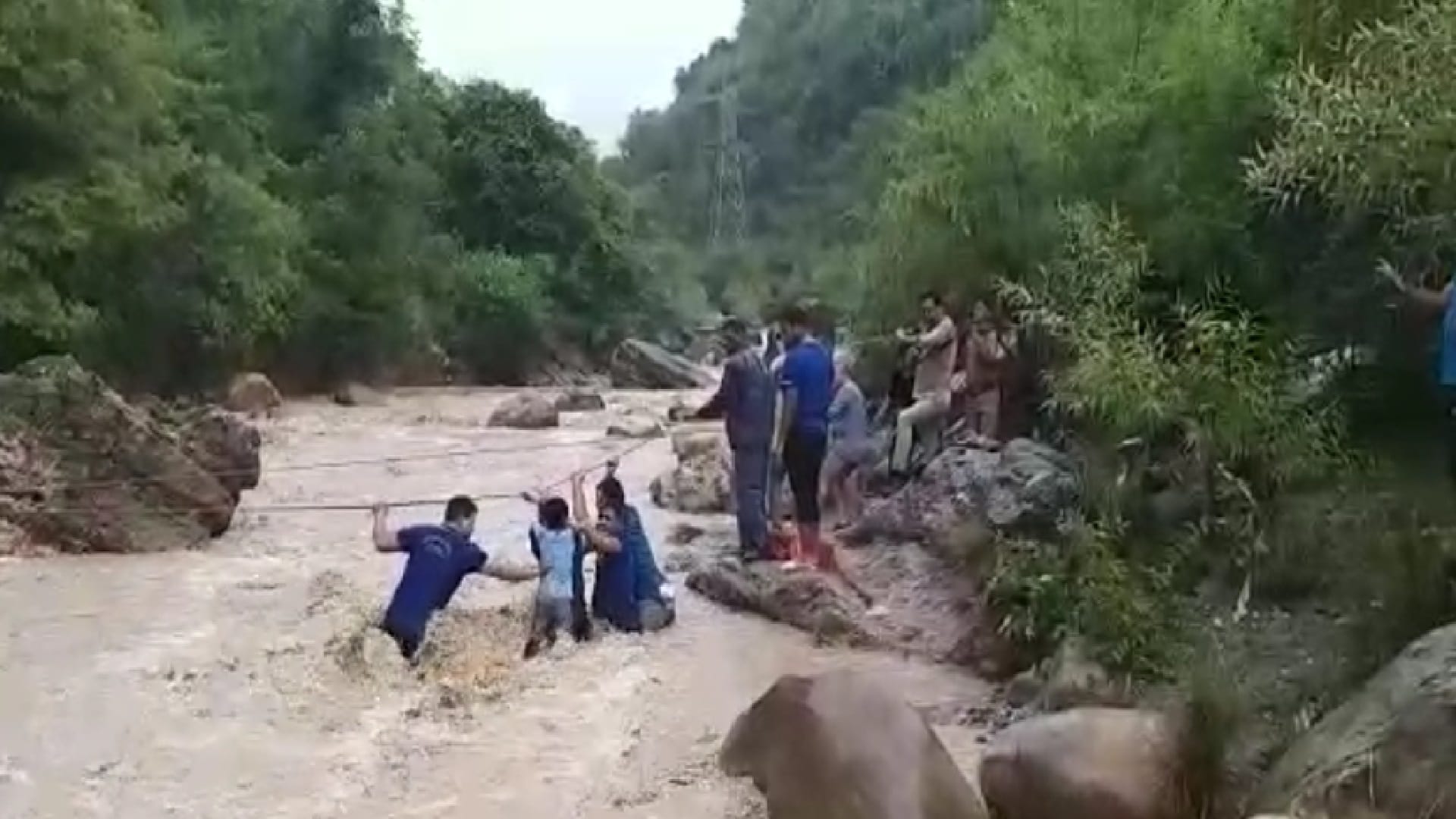 tourists trapped due to rise in water level of Tons river at Guchchu Pani tourist place
