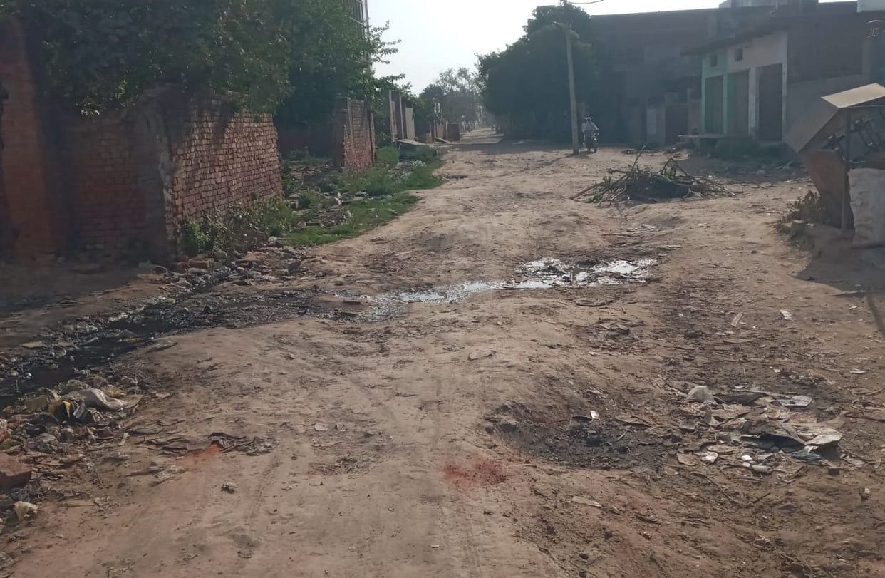 Hathras: There are pits at various places in Navipur-Nagla Dhan Singh road.