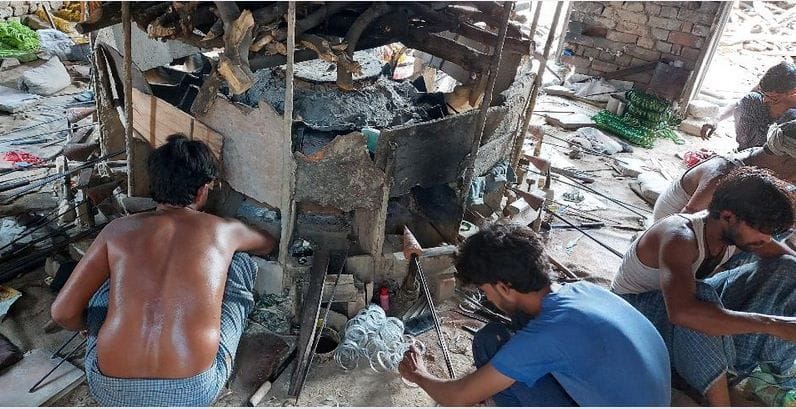 Hathras: Glass industry of Purdilnagar is counting its last breath due to lack of facilities