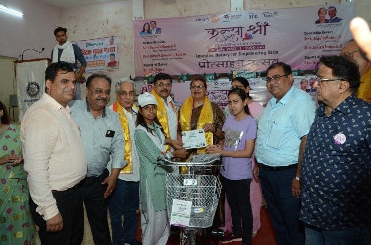 Hathras: Bicycles distributed to needy girl students