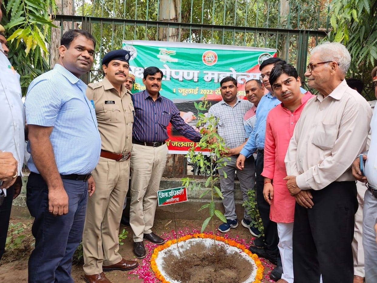 Inauguration of Van Mahotsav by planting saplings in Jawahar Park Complex
