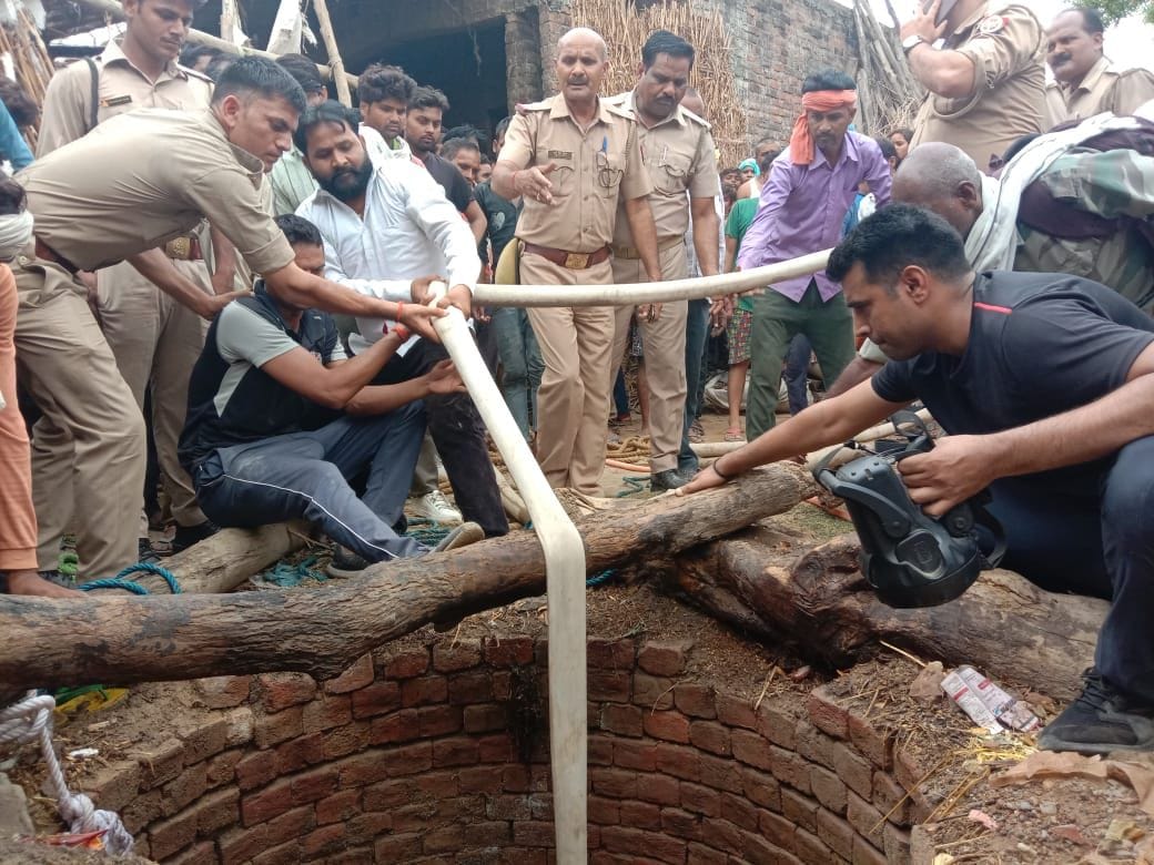 Two brothers who came down in the well to extract goat fainted from poisonous gas