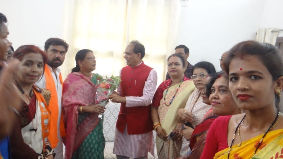 Madhya Pradesh: CM's Jandarshan Yatra in Chhindwara and Satna, flowers kept showering on the convoy on the way