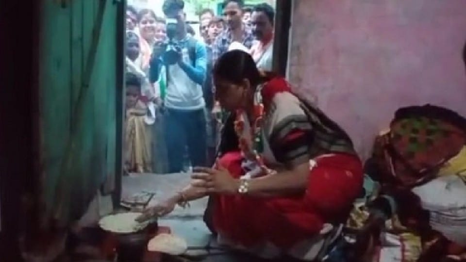MP News: Congress candidate bakes rotis in Sagar, BJP candidate fried samosas, applied mehndi to the bride