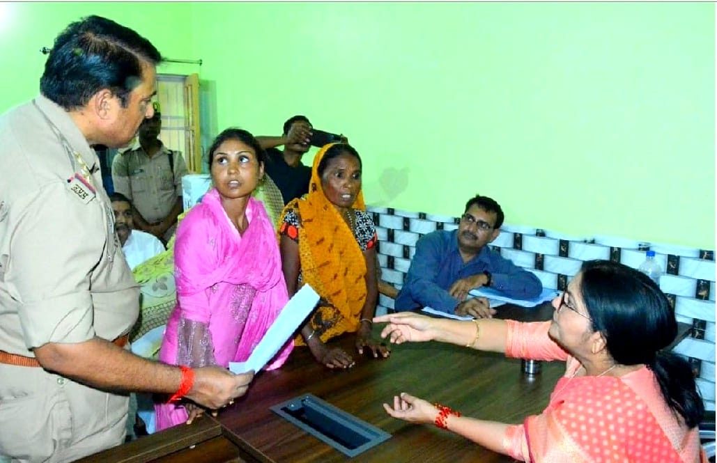 Minister Rajni Tiwari listened to the problems of the people in Hardoi, inaugurated two cowsheds, waiting room and CC Road