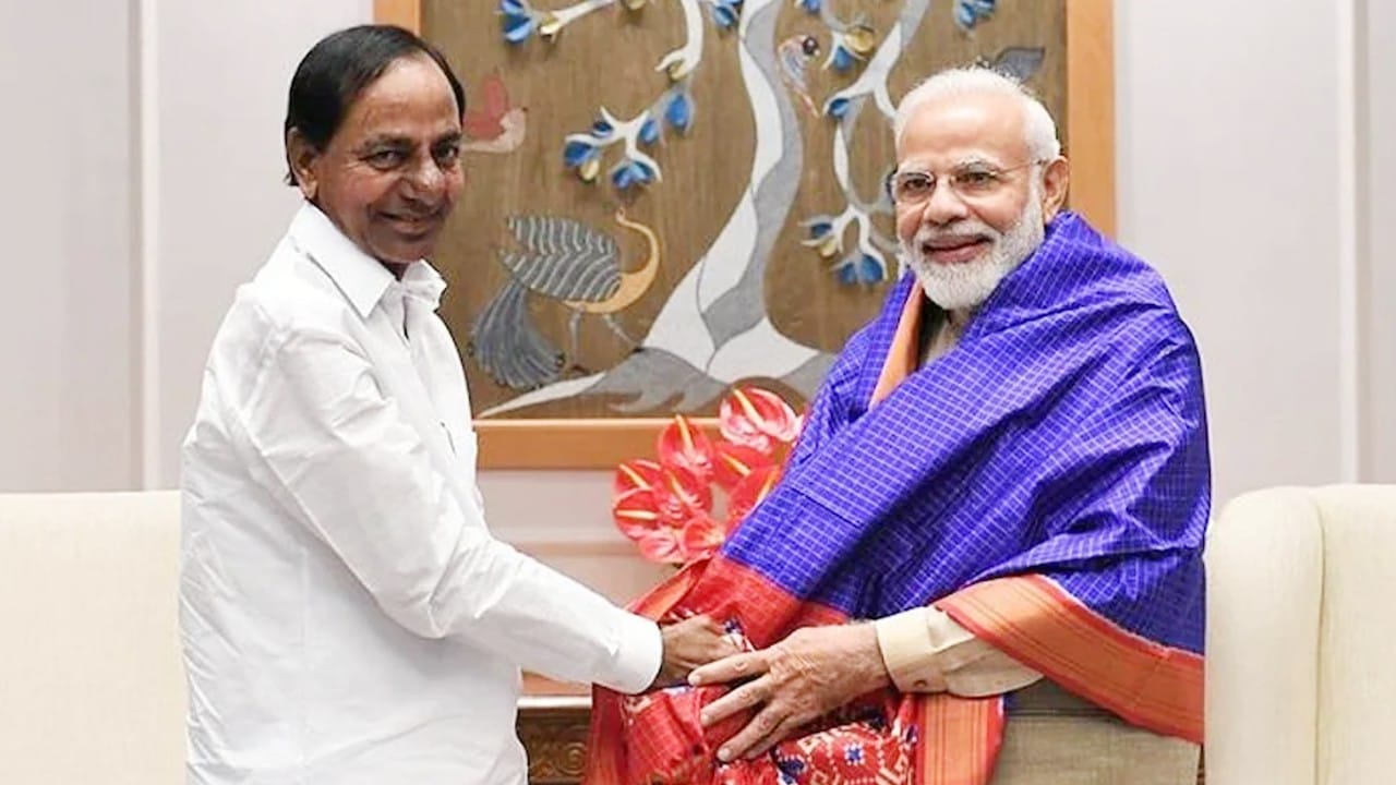 Telangana CM KCR on PM Modi Know Why He Comments Salesman, Dictator and Liar to PM Latest News in Hindi